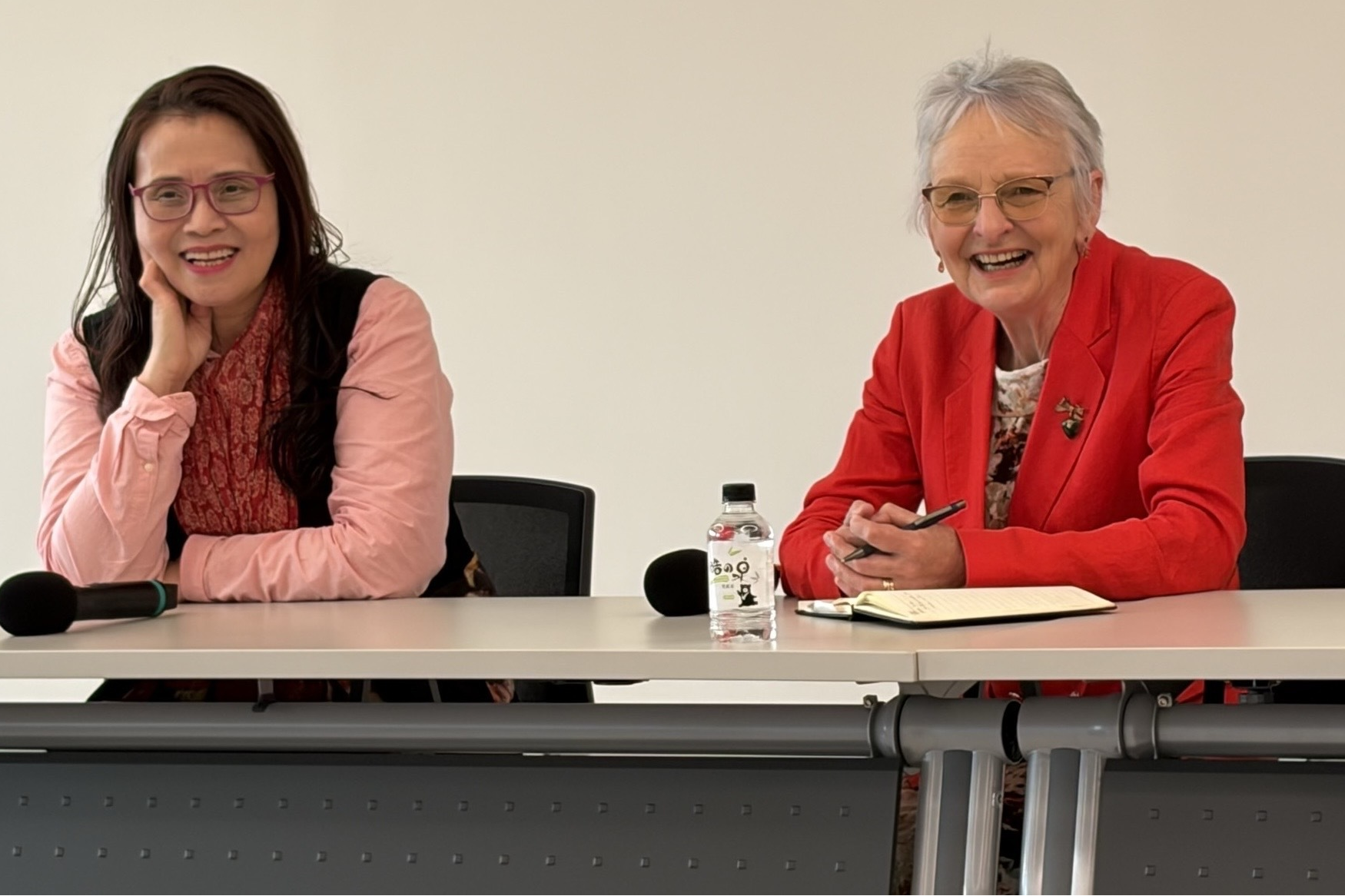 紐西蘭會計準則理事會主席Dr. Carolyn Cordery與會基會董事長王怡心共同探討會計準則，協助臺灣與國際接軌。（會基會提供）