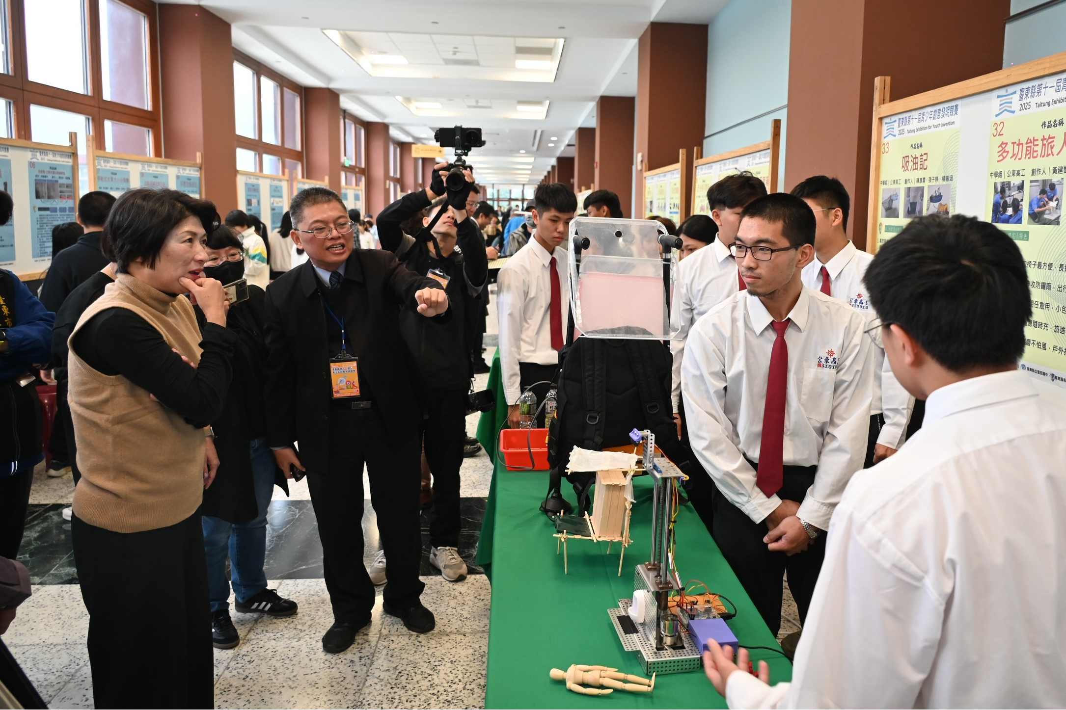 豐田國中校長洪文政向饒縣長介紹學生作品