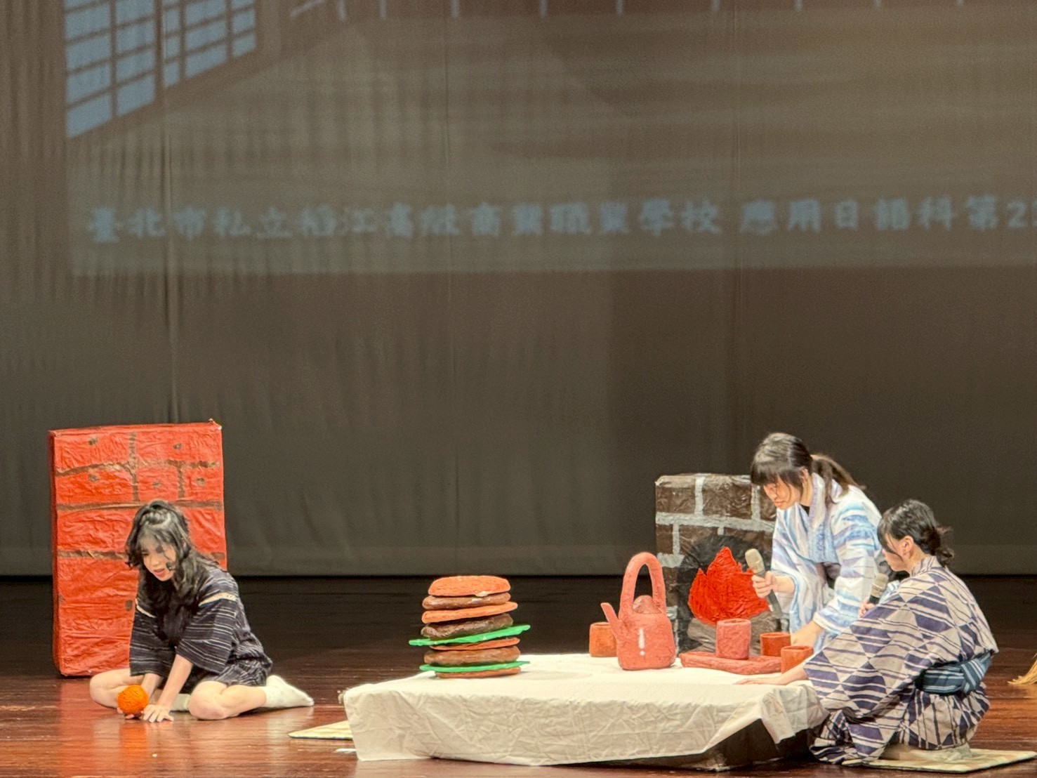 學生改編日本民間故事｢山幸彦と海幸彦」進行戲劇演出