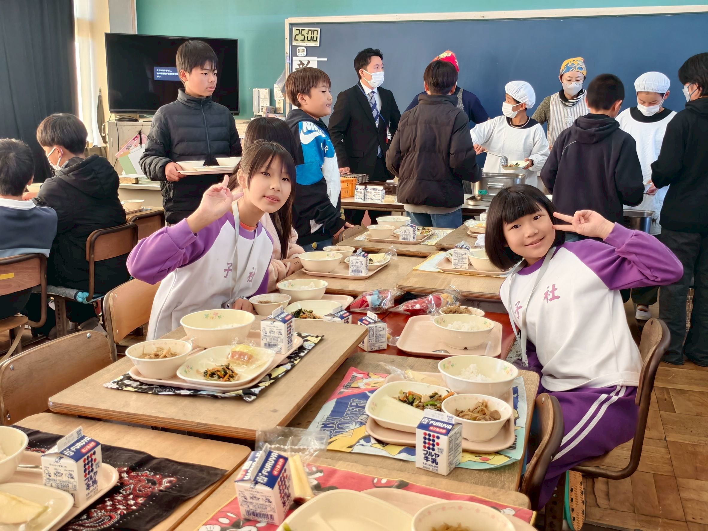 桃園社子國小學生與榮小學學生一起共用午餐