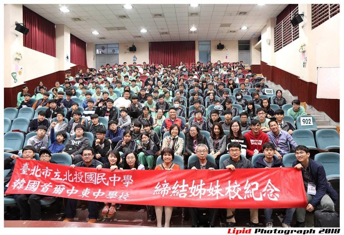 北投國中學生發揮語言能力 導覽日韓學生暢覽學校合照