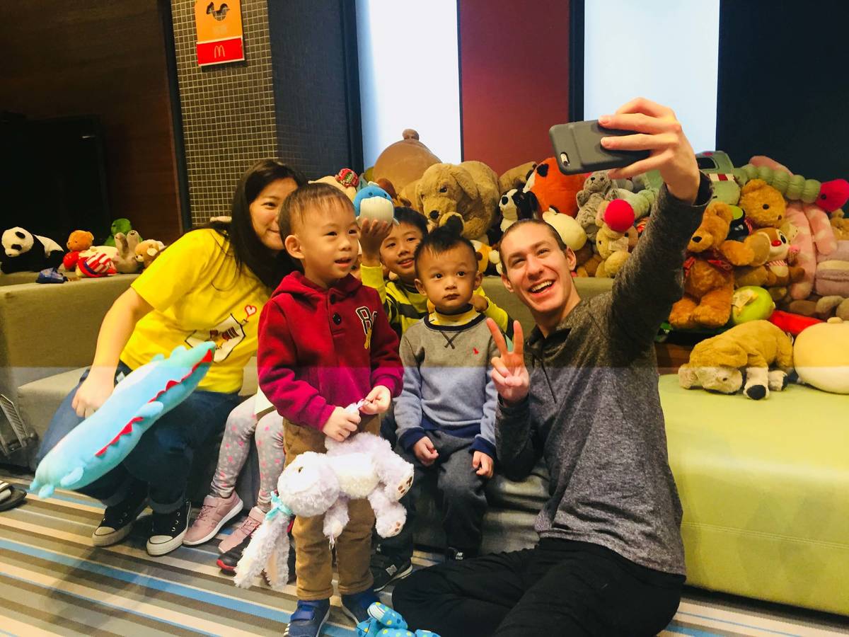 美國滑冰好手傑森‧布朗(Jason Brown)贈送玩偶給麥當勞叔叔之家。