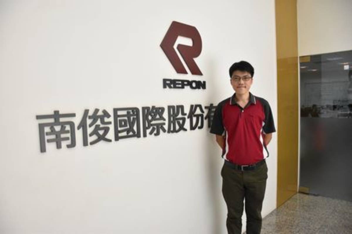 學生與實習公司合影