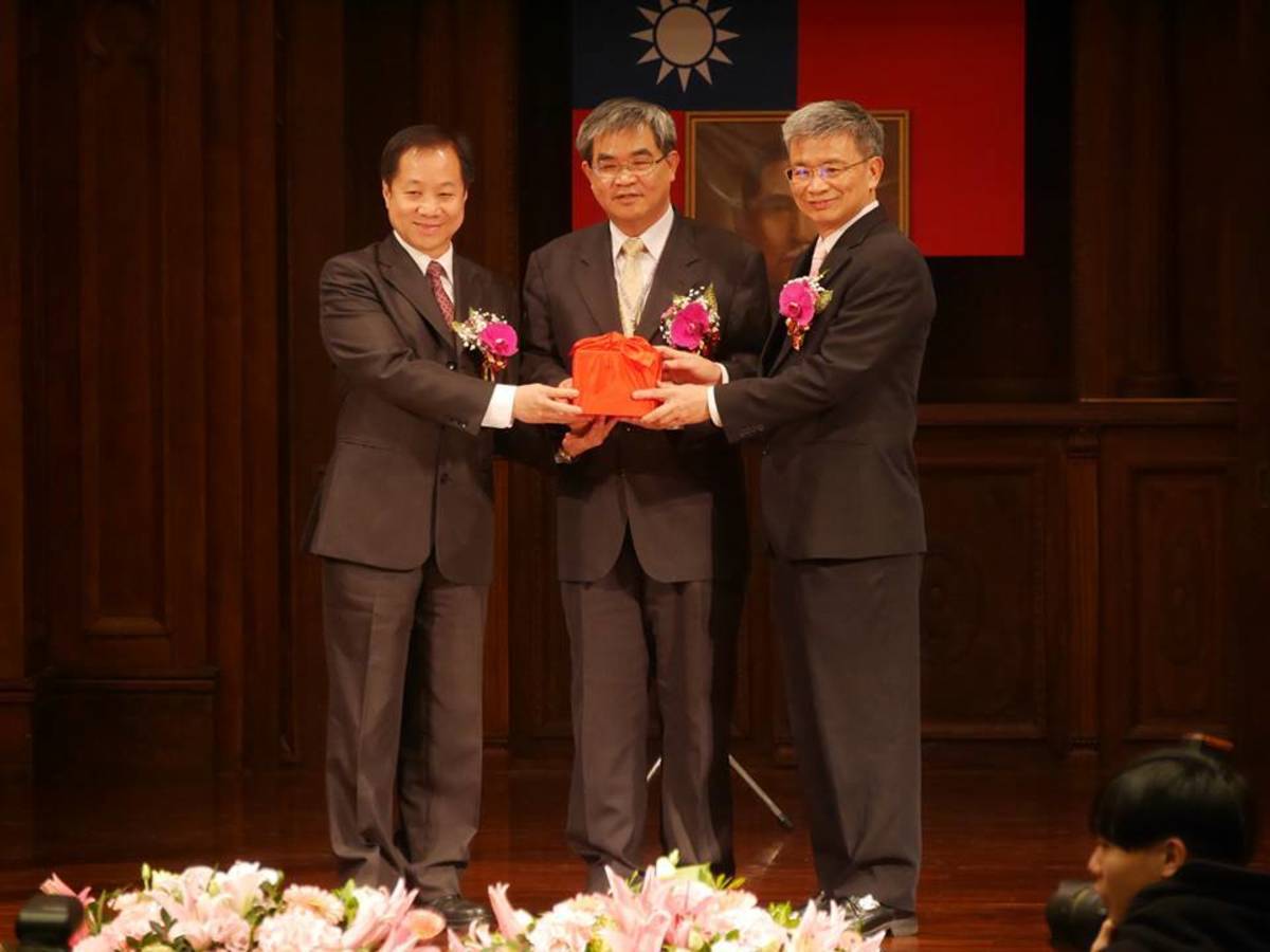 左起為師大卸任校長張國恩、教育部政次蔡清華、師大新任校長吳正己