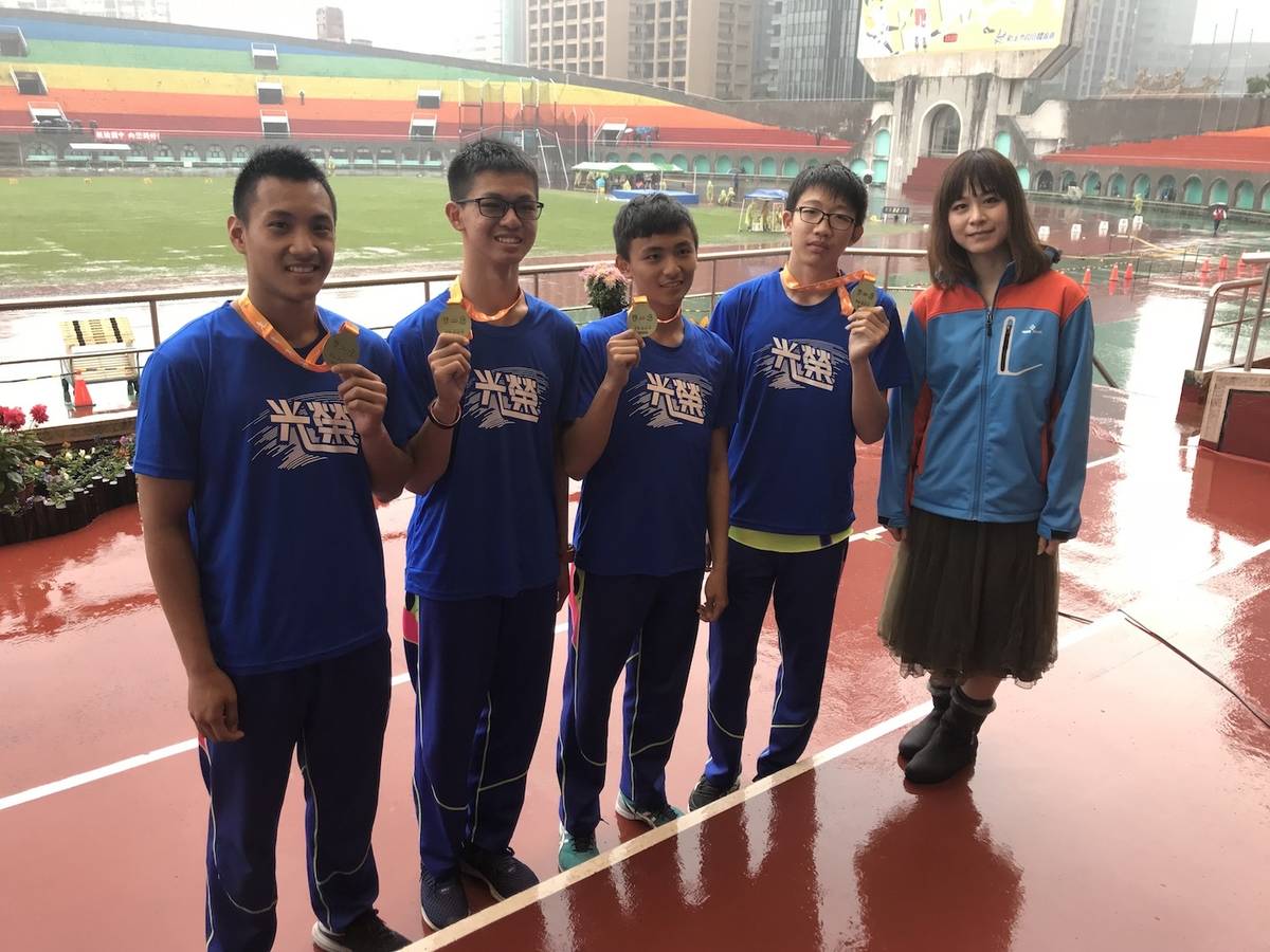 光榮國中在國男組4×100公尺接力以43.35秒的成績打破了高懸22年的大會紀錄43.46秒。