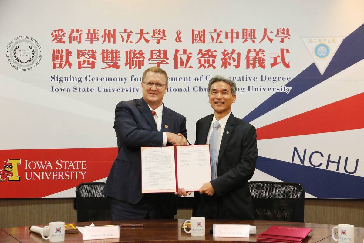 愛荷華州立大學獸醫學院院長Patrick_Halbur（左）與興大校長薛富盛代表簽署雙聯學位.jpg