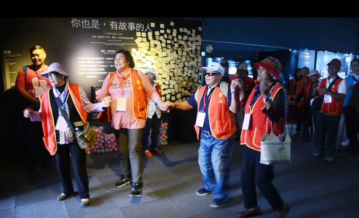 獨居長輩遊史前館 「音樂的慰藉」特展喚起年輕記憶