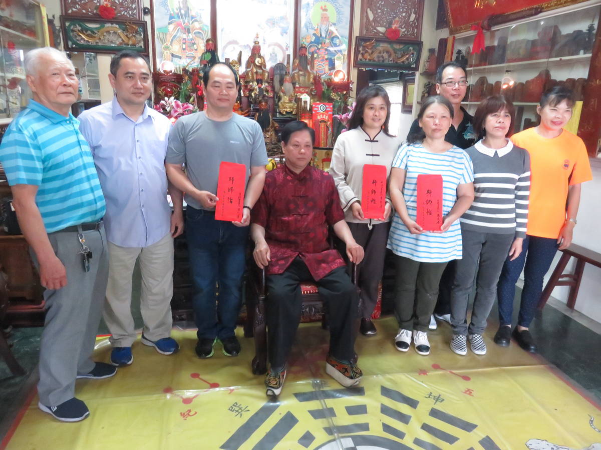 全國道教宮廟人才培訓協會創會會長羅瑞生(中)公開授徒儀式，並且收下拜師帖