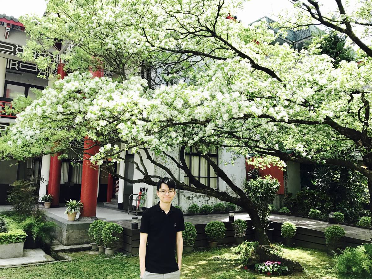 教育廣播電台的流蘇盛開，更顯花甲男孩魅力。