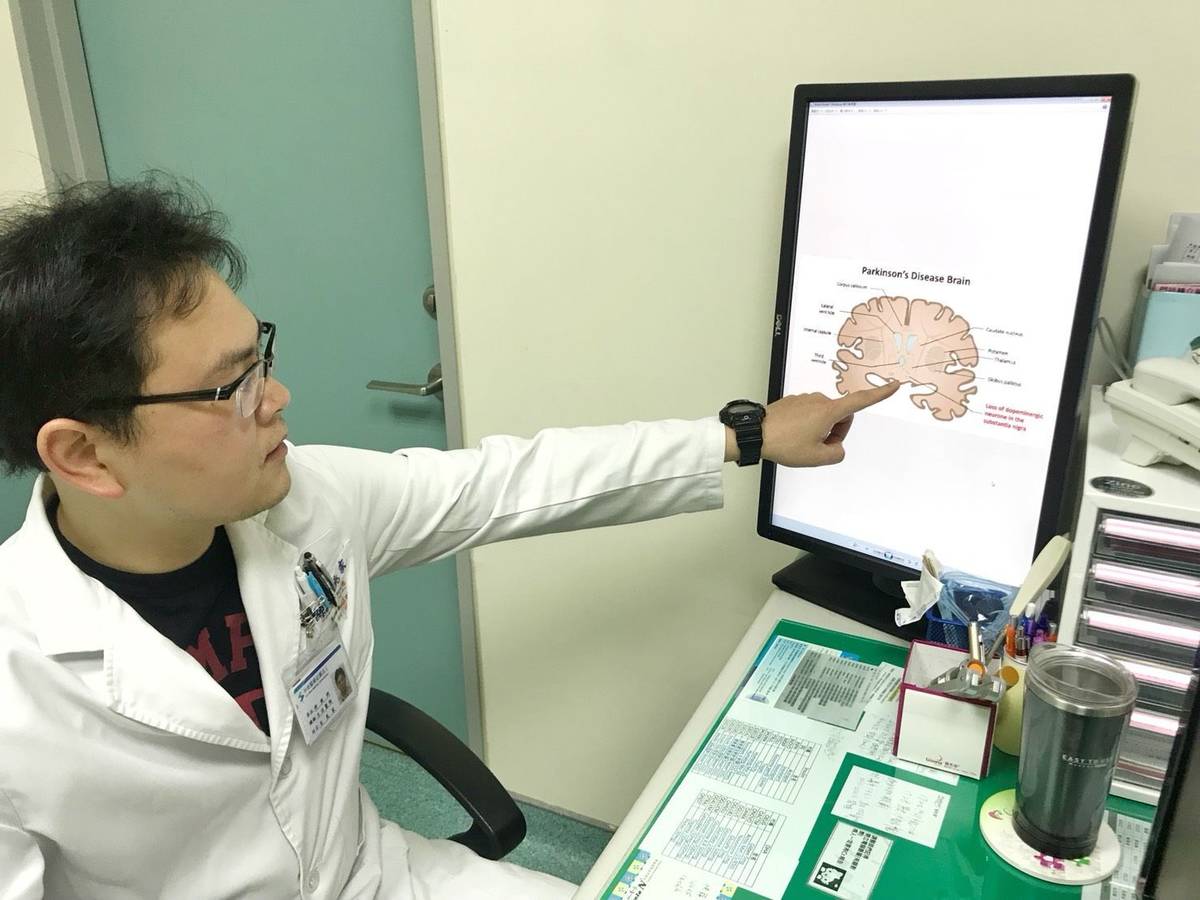 帕金森氏症好發50歲以上！易跌倒、手腳顫抖要留意