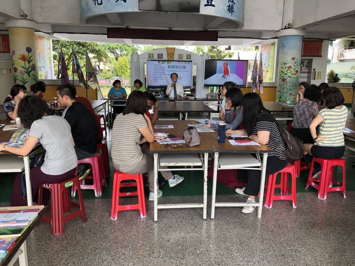 觀課後會議請貓頭鷹劇團協助分享主持1.jpg