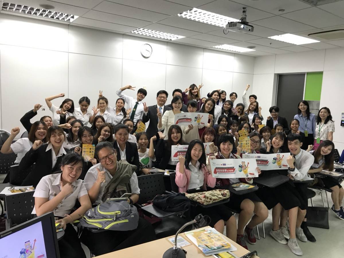 「Open Mind ! 跨域新媒介與創意公關」線上課程，前往泰國正大管理學院及易三倉大學宣傳推廣時，學生反應熱烈