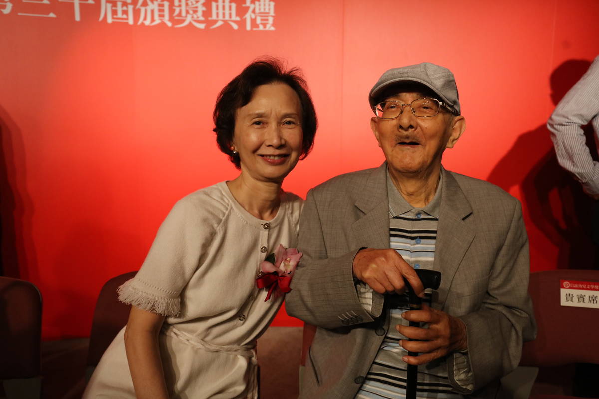 信誼基金會董事長張杏如(左)與永遠的小太陽作家林良(右)合影