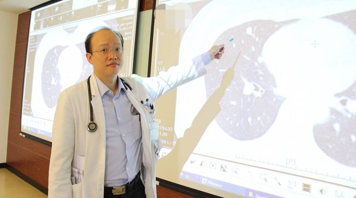 黃丞正醫師指出病患肺部的小白點