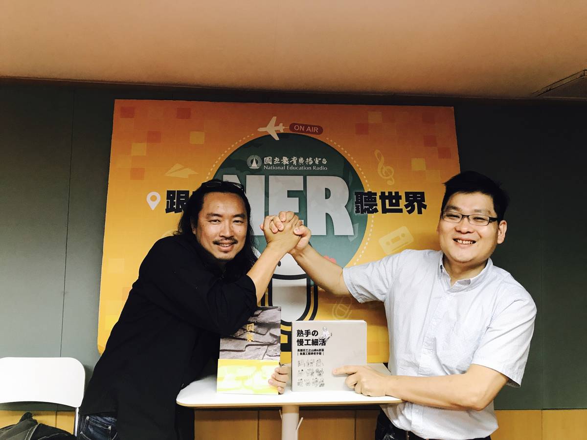 好兄弟空中開講特別興奮！遏手把！