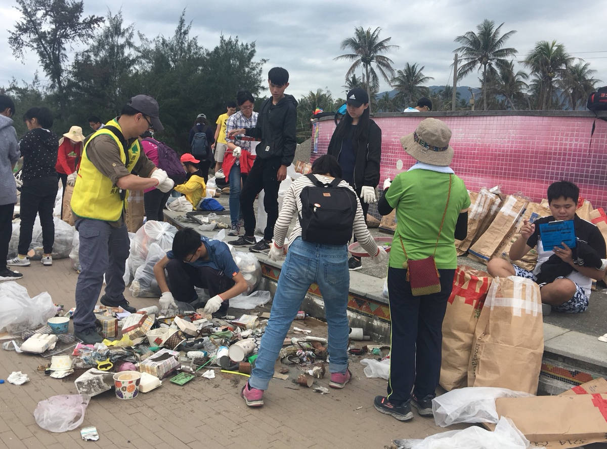 從海岸撿拾的垃圾五花八門，愛護地球應從每個人做起