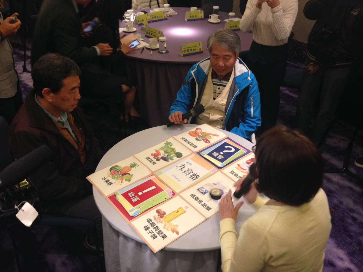 衛教師與病患演示食物九宮格玩法
