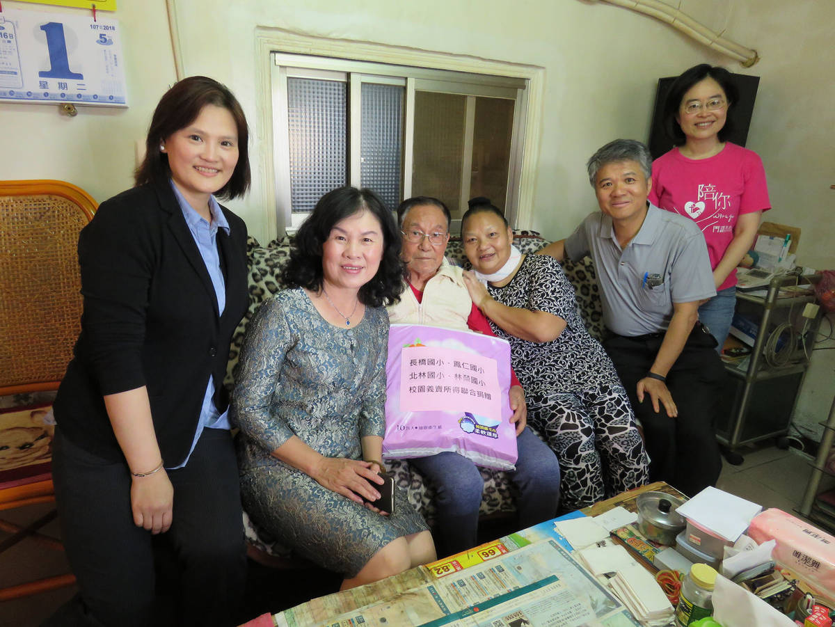 校長們與基金會探訪獨居長輩