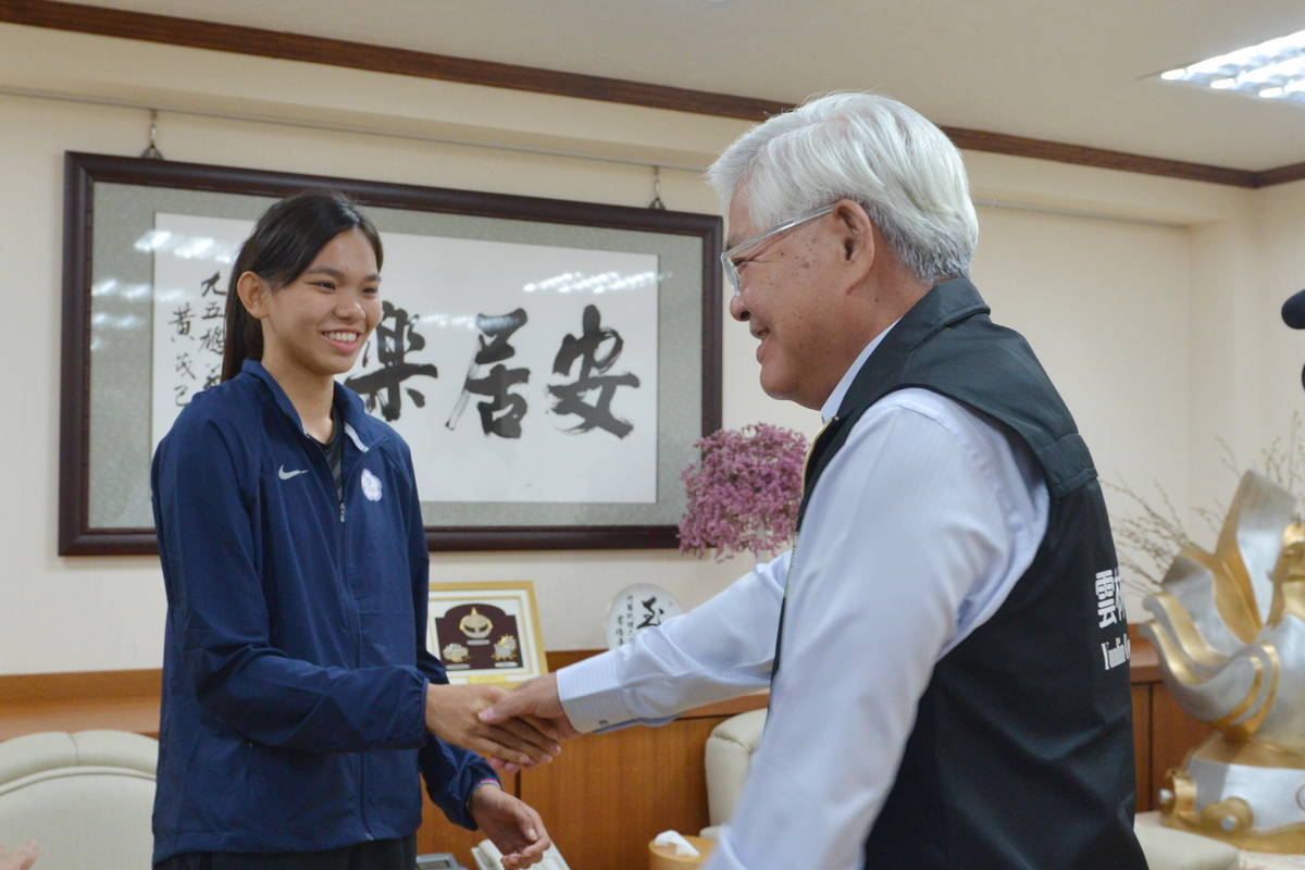 斗南高中蔡瀞瑢全中運 泰國田徑賽拿金牌 縣長勉為國爭光