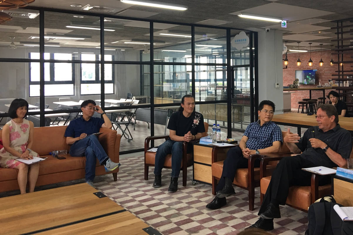 來自德國工業4.0大師桑得勒(右一)與Ptt共同創辦人戴志洋(右三)，應邀參與名人對談 