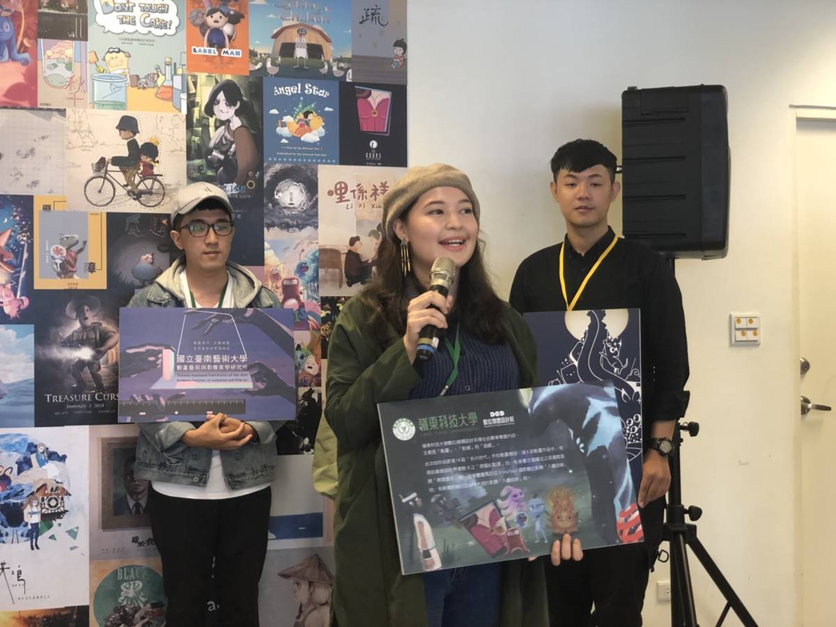 嶺東科技大學學生代表介紹展出作品