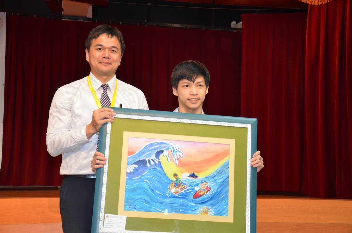 吳星宏校長(左)與高職部美工科廖奕宣同學(右)