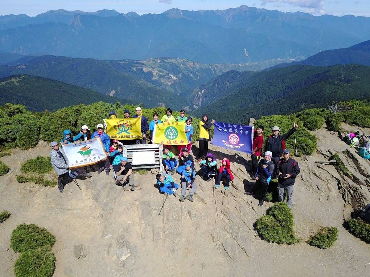 左鎮國中的山野課程聯盟包含了周邊的山上、北門、東山國中四所偏鄉學校，圖為四校於合歡北峰上的合影(體育署提供)