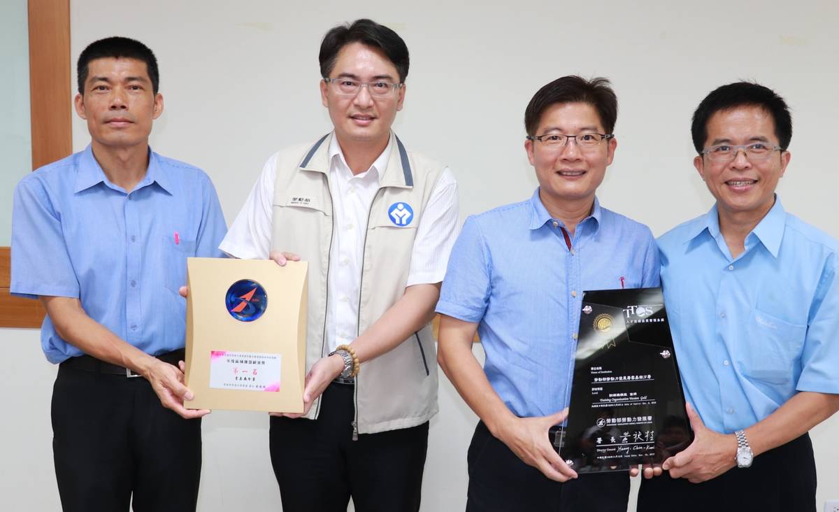 1-雲嘉南分署長柯呈枋(左2).副分署長劉邦棟(右2).秘書黃章一(右1).技正楊慶元(左1)帶領團隊拿下雙獎