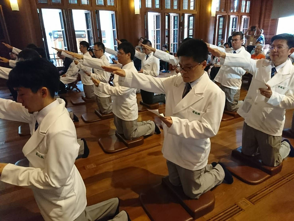 慈大學士後中醫授袍宣誓