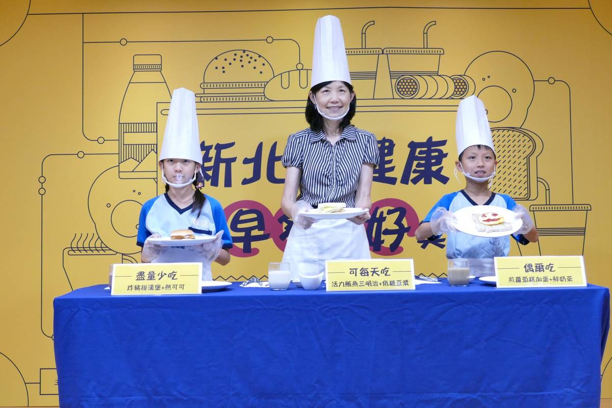 呂衛青副市長與學童一起製作早餐，示範健康早餐組合