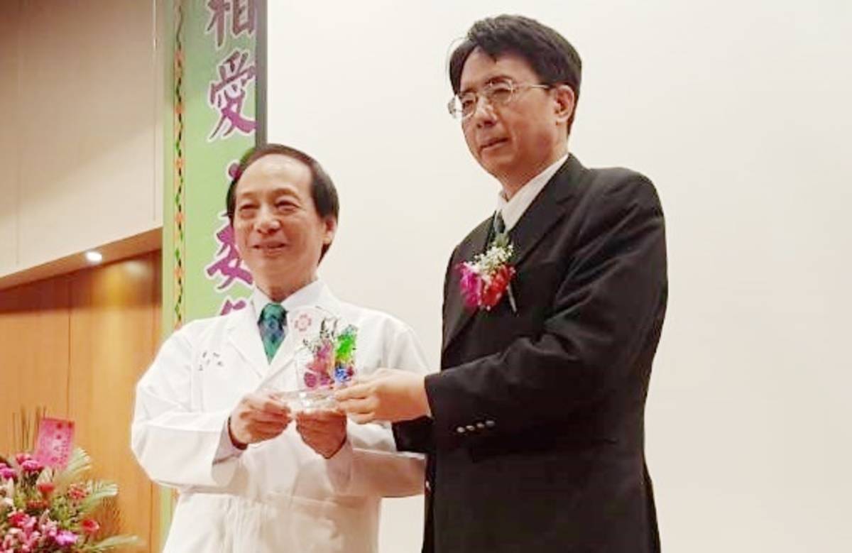 臺東馬偕院長王功亮(左)續任 盼打造醫學中心水準區域醫院