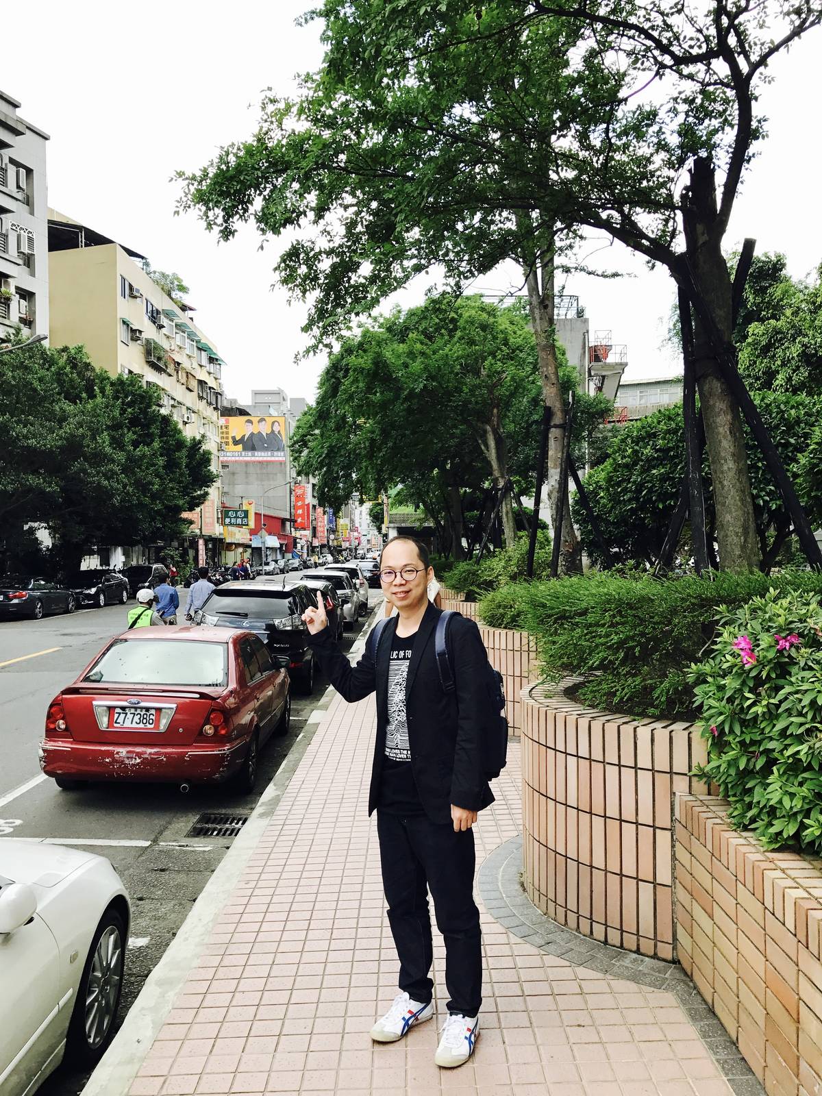 和博學的崇凱漫步在過往的書街：牯嶺街。