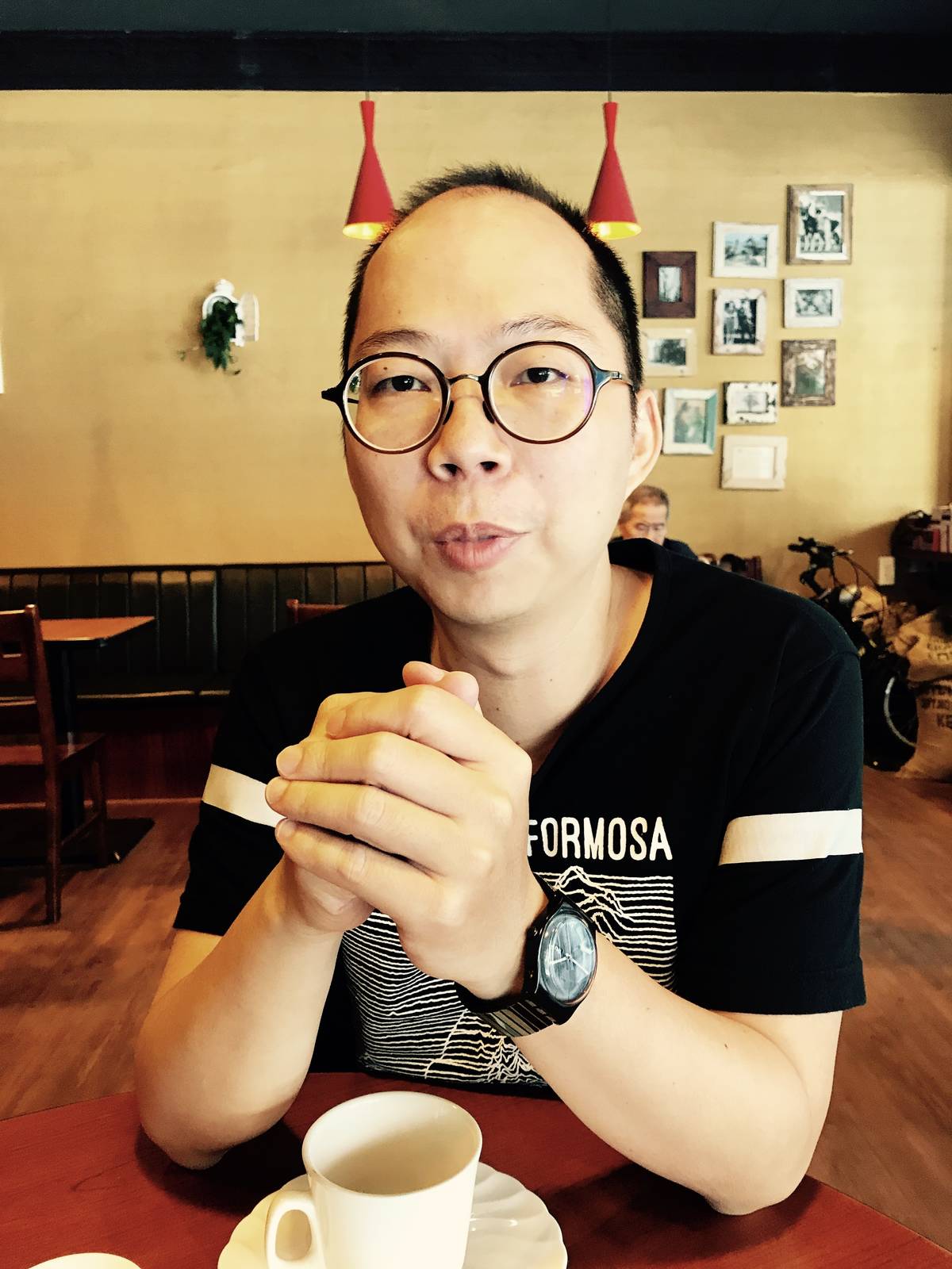 上錄音室錄製前，先和崇凱喝喝咖啡準備。
