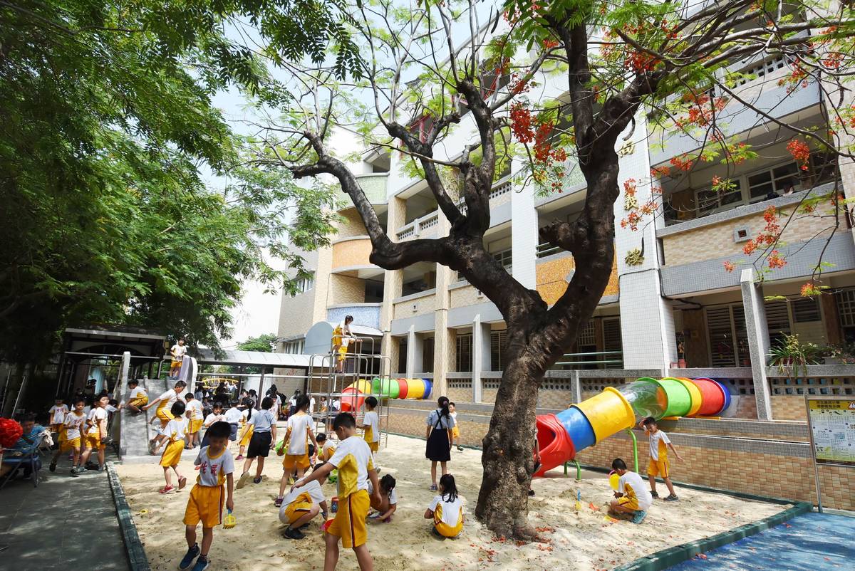 民生國小創意遊戲場學童遊玩情形