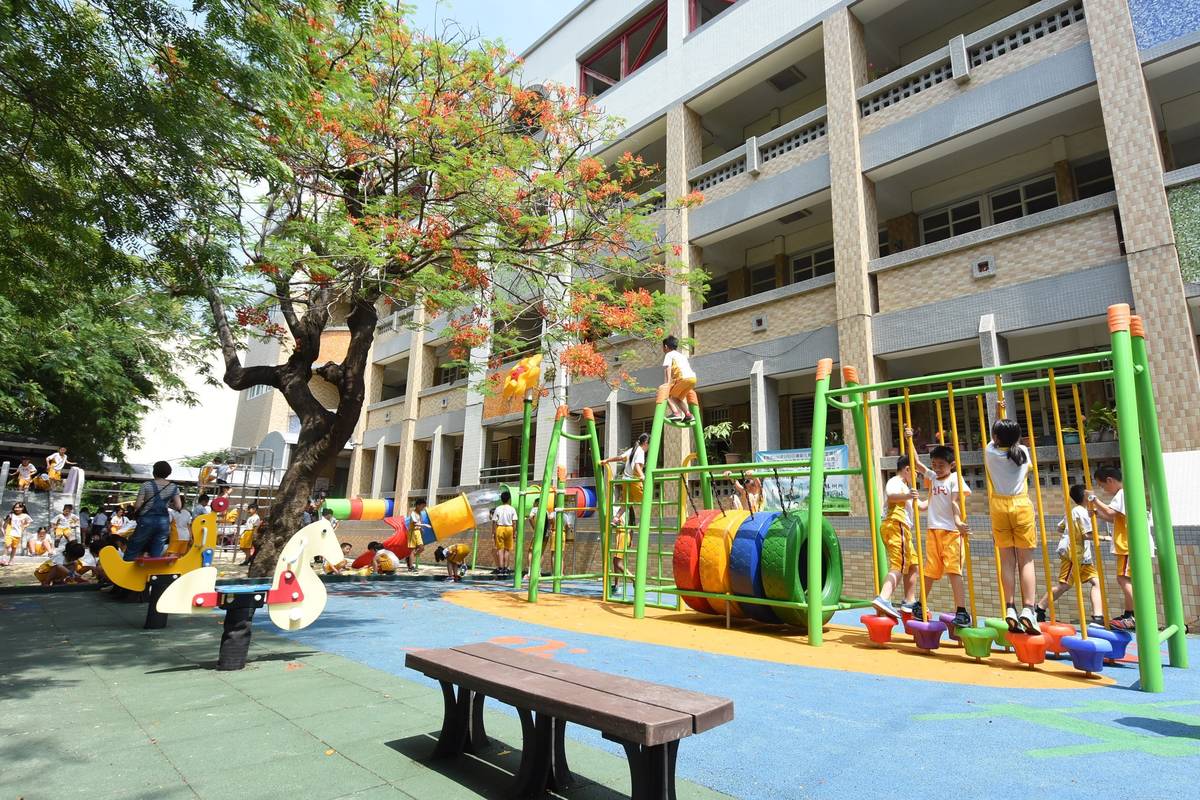 民生國小創意遊戲場遊具
