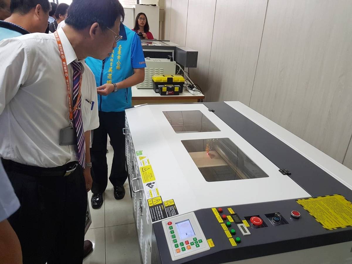 臺東女中成立「自造實驗室」 引進3D列印、雷射雕刻及電腦刺繡機等多項設備