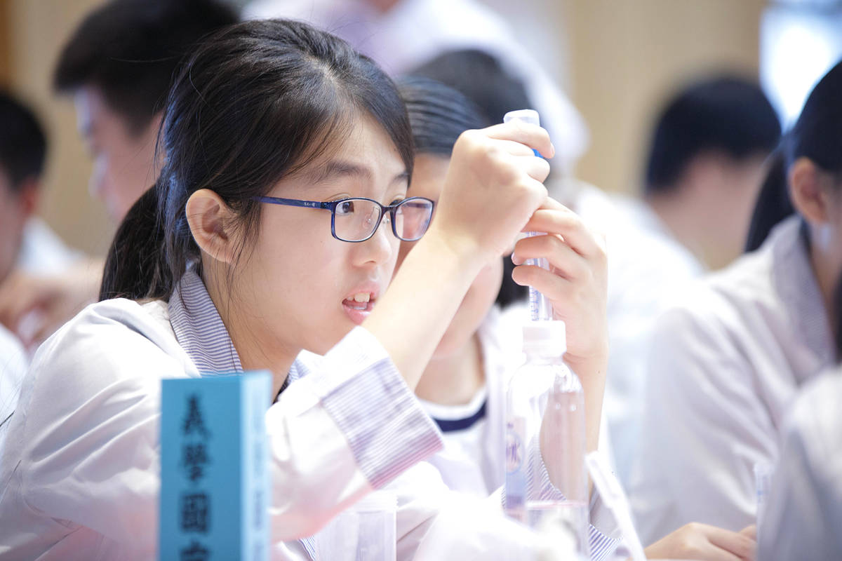 學生進行糖分檢測實驗