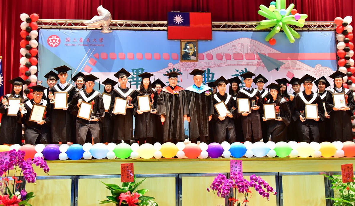 臺東大學畢業典禮，學生們拿到畢業證書開心的與校長合影
