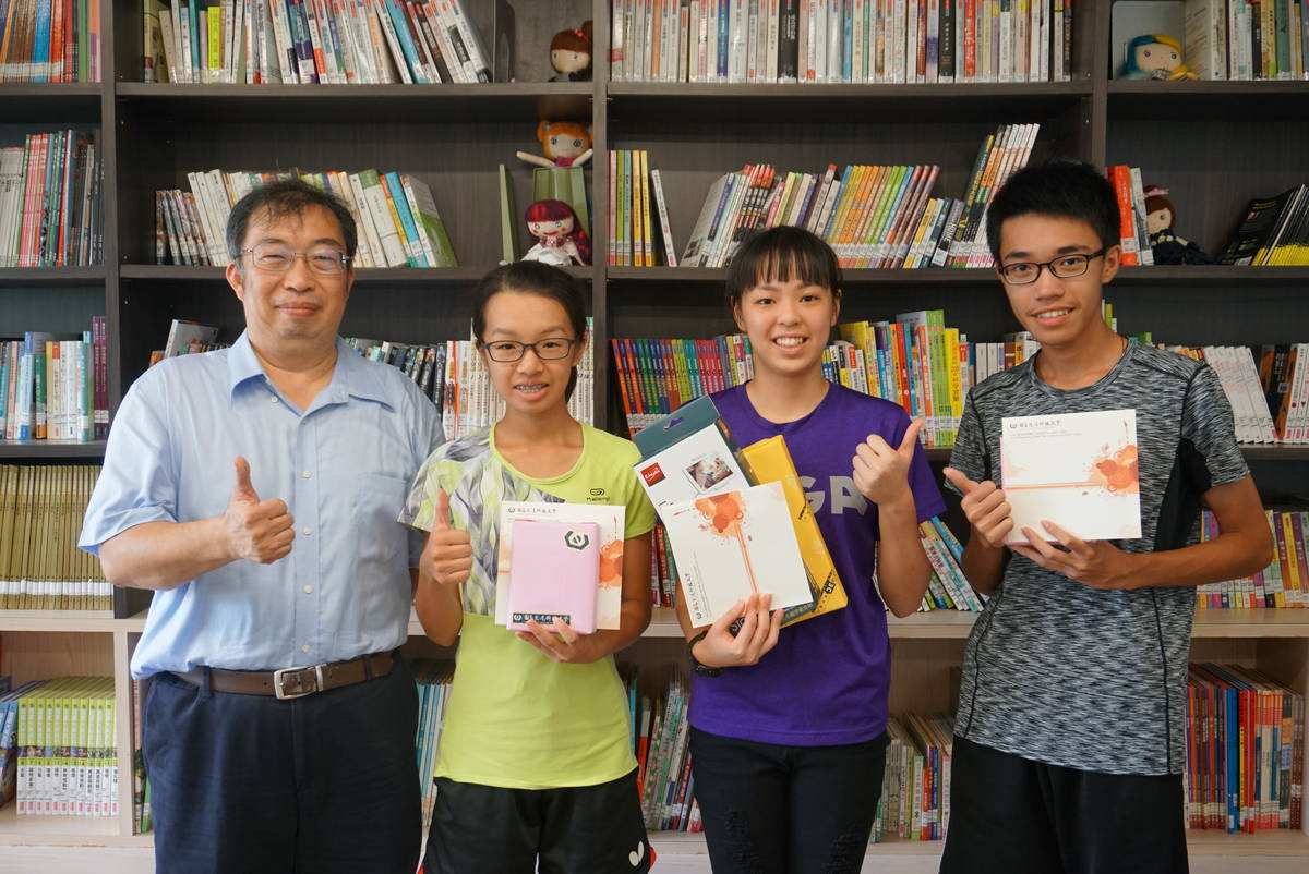 虎尾科大教務長駱正穎(左一)特地前往崇德國中向陳妙宜(左二)、王雅萱(右二)及蔡秉豐(右一)同學祝賀並提供獎勵。