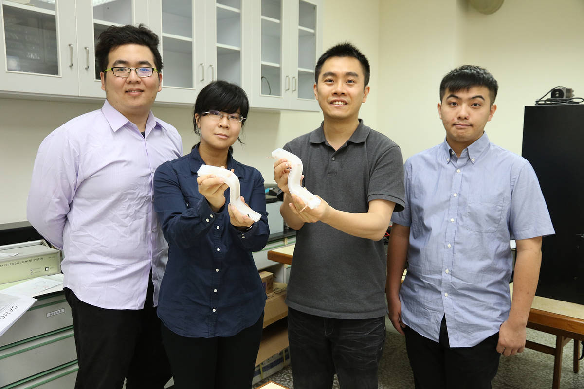 中興大學材料工程學系助理教授賴盈至（右2）團隊，研發出一款具有自主感測功能的軟性機器人