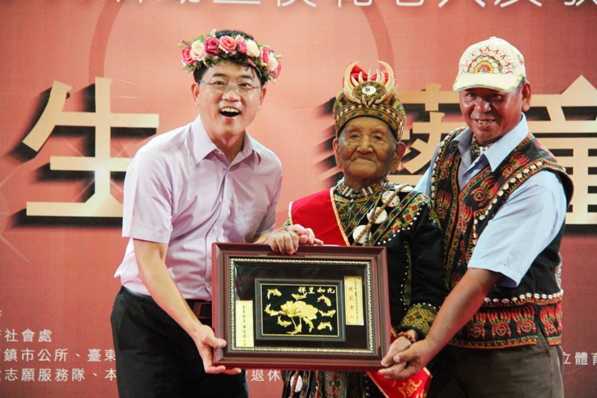 98歲的金鋒鄉魯凱族人莎力嵐・藍霸獲模範老人表揚 