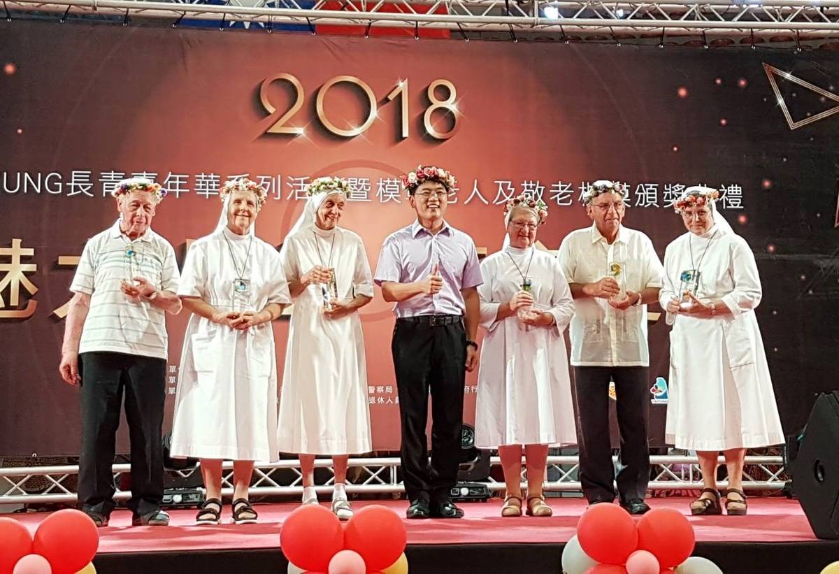 為感謝在臺東默默奉獻的外籍傳教士 會中特別頒贈感恩獎章