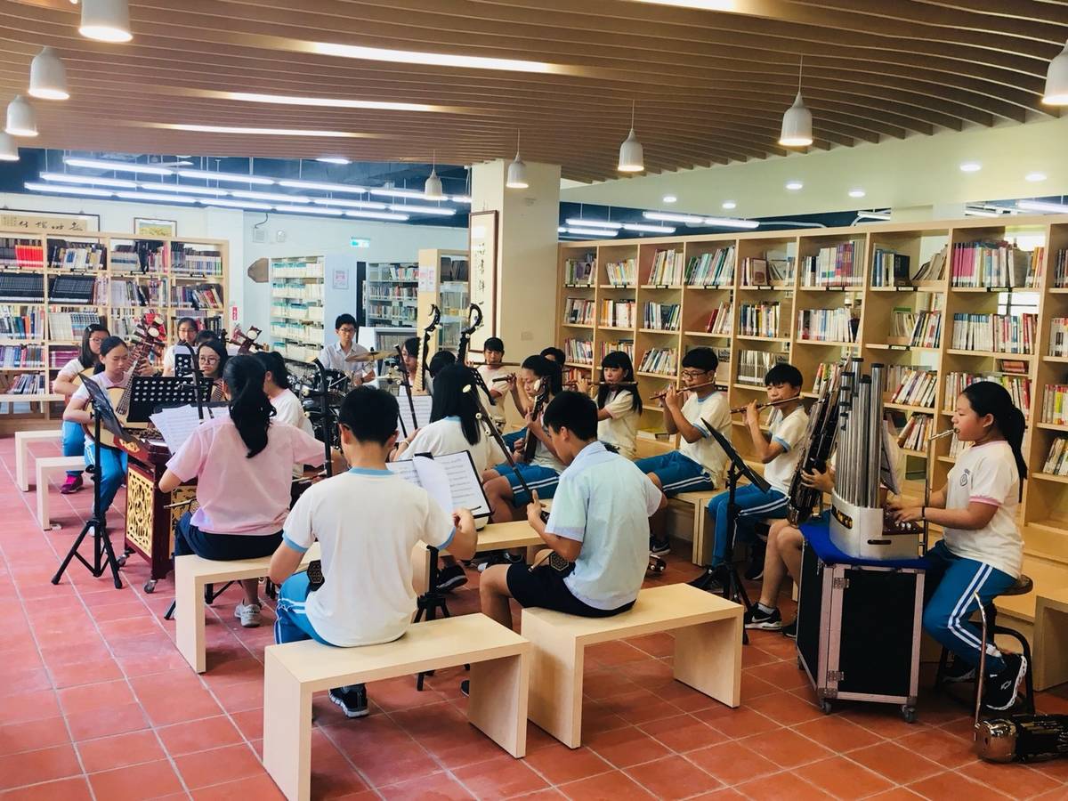 金城國中國樂團在校內圖書館演奏