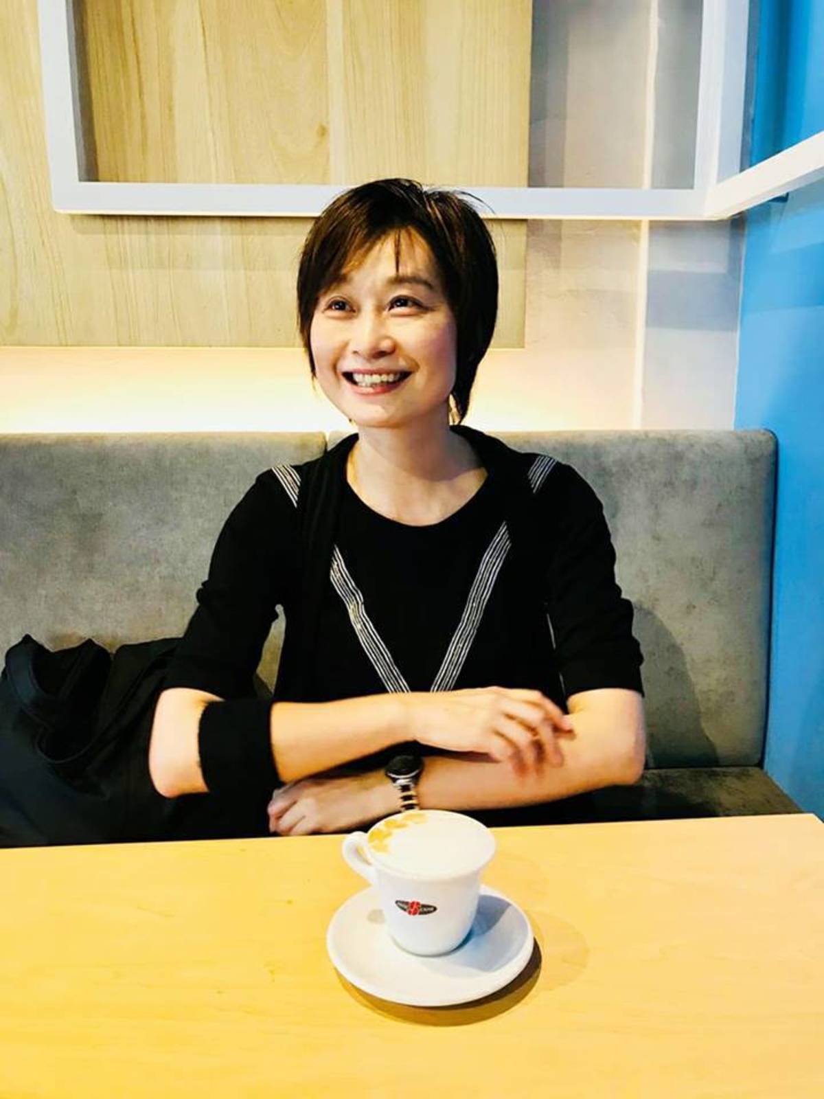 扮演小生的麗坤，表情與動作都相當爽朗俐落。