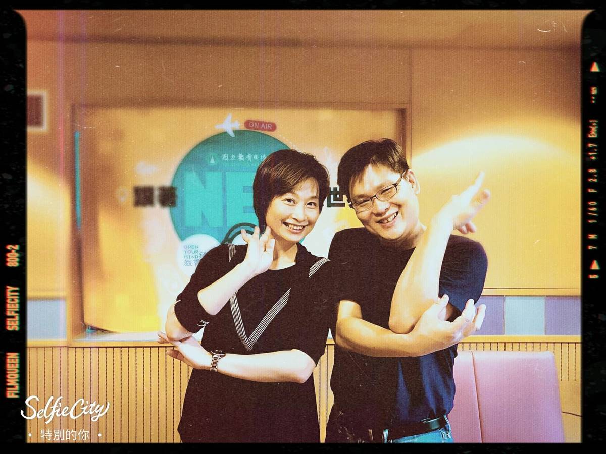 拍照時，麗坤教我小旦的動作，我演起來像肥豬手啊！