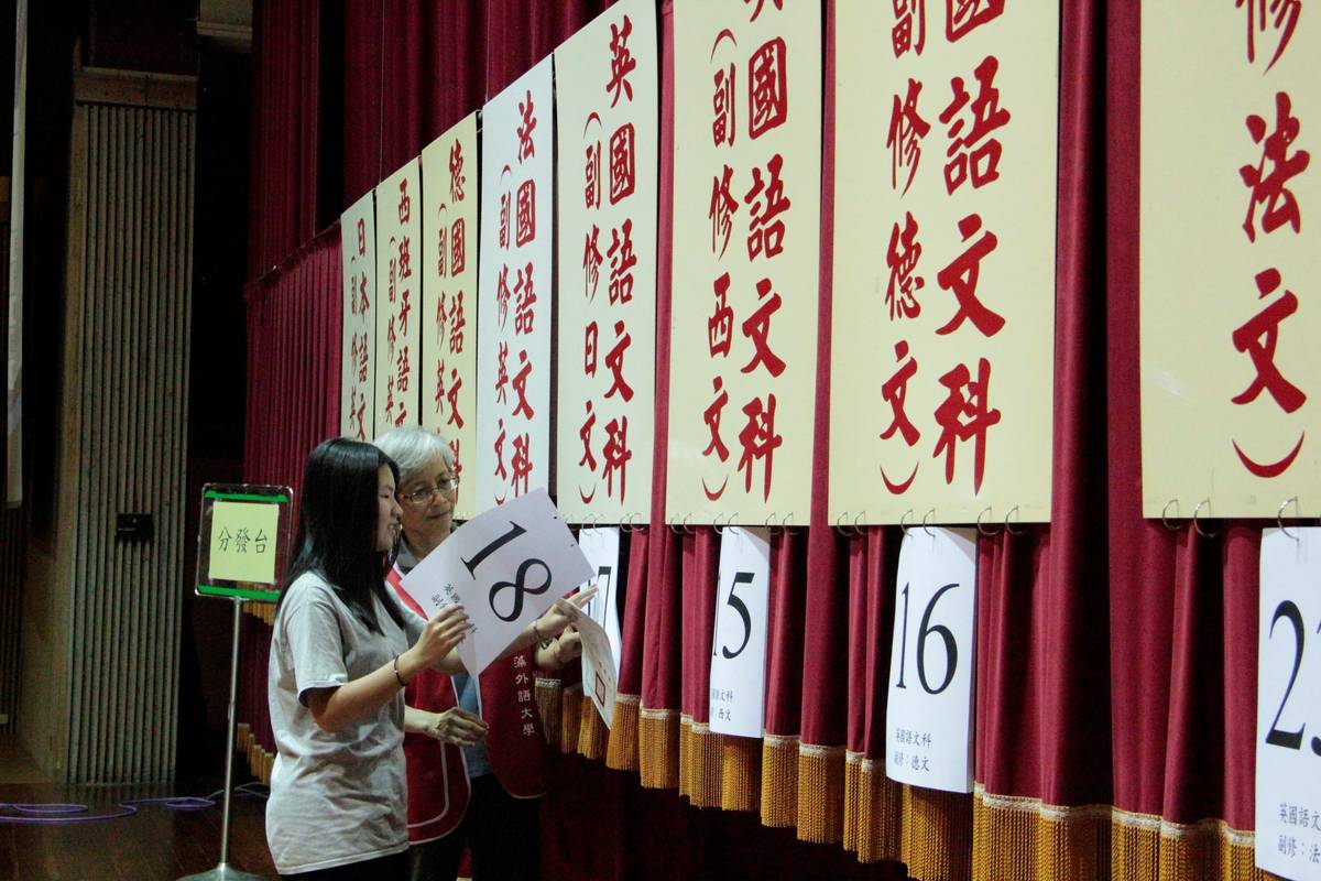 文藻外語大學12日舉辦「107學年度南區五專聯合免試入學招生」現場登記分發，考生上台撕下榜單。.JPG