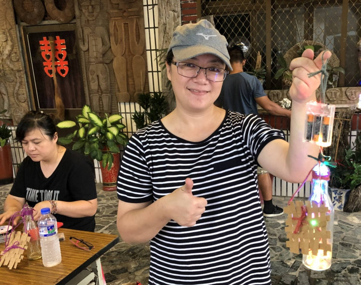 運用空瓶子，擺上紙板與珠飾所製作而成風鈴型趕鳥器體驗，非常具有紀念價值。