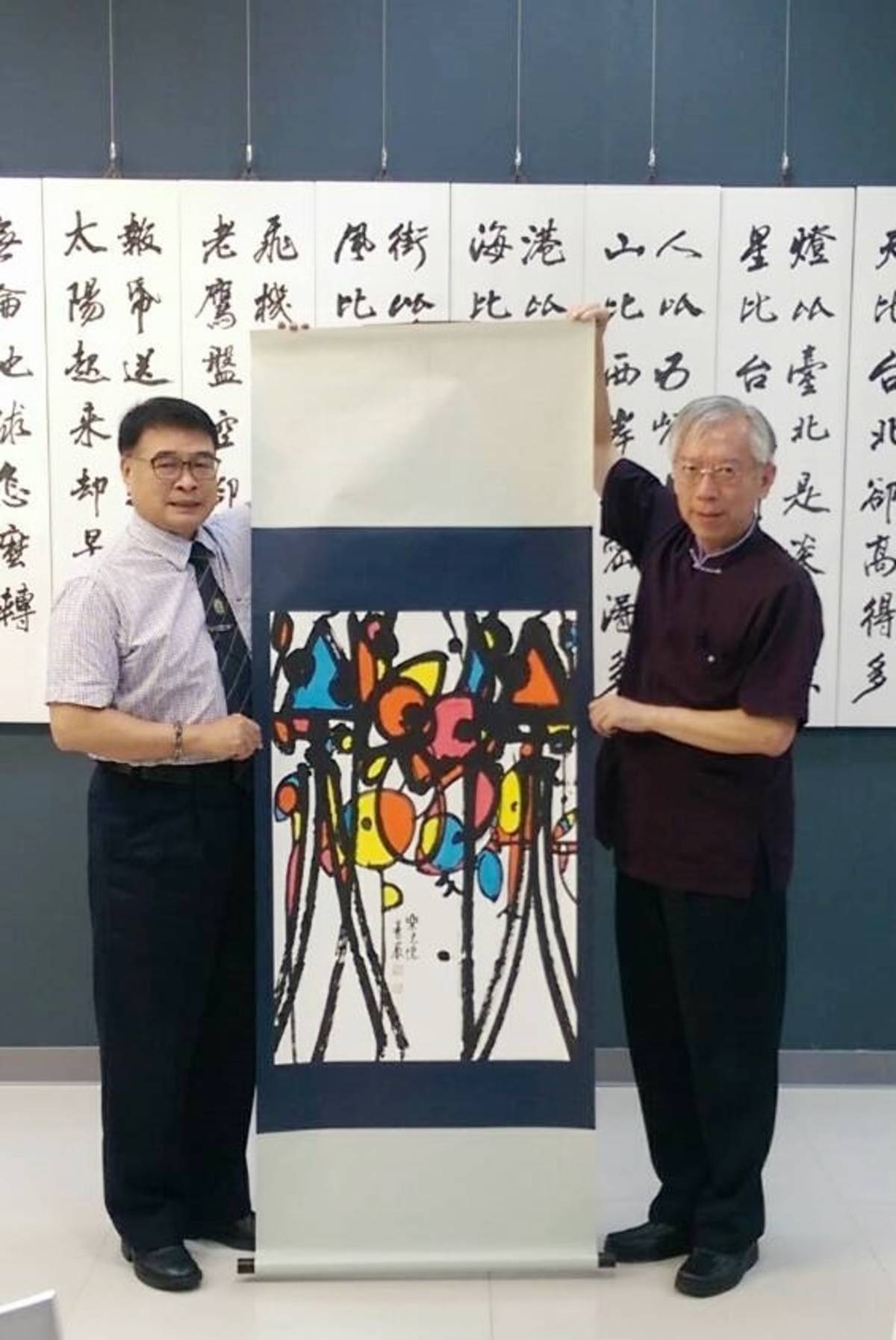 梁永斐(右)捐贈作品予臺東大學典藏