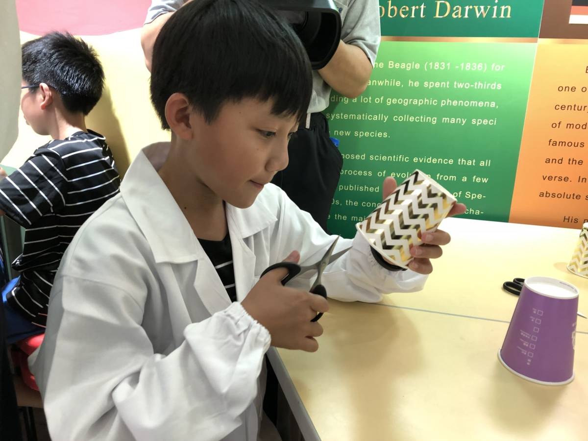 小朋友利用紙杯剪出小船
