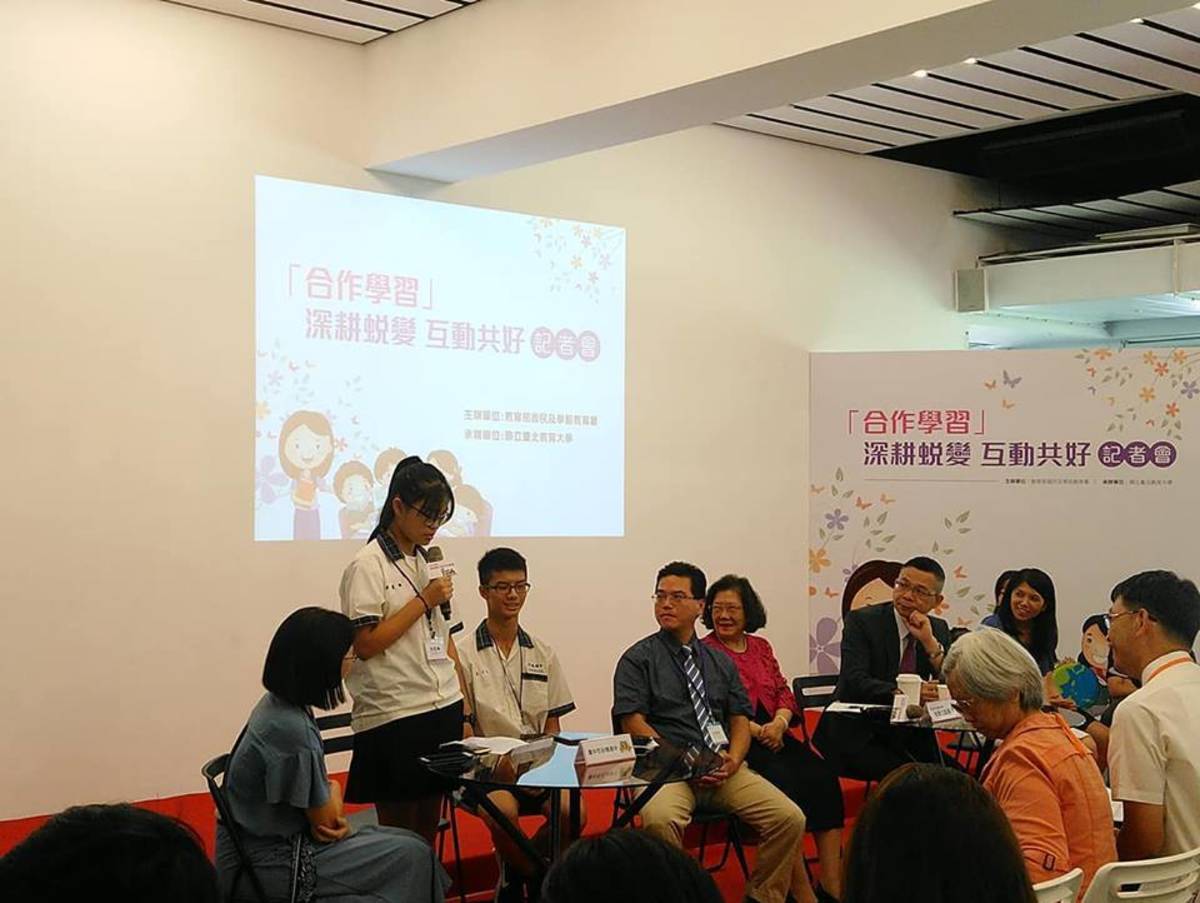 臺中市日南國中學生李晨琳分享"分組合作學習"感想, 略顯羞澀, 國教署署長邱乾國專心聆聽